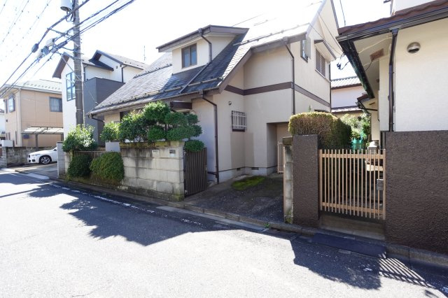 川越市上戸新町　建築条件なし売地の前面道路含む現地写真