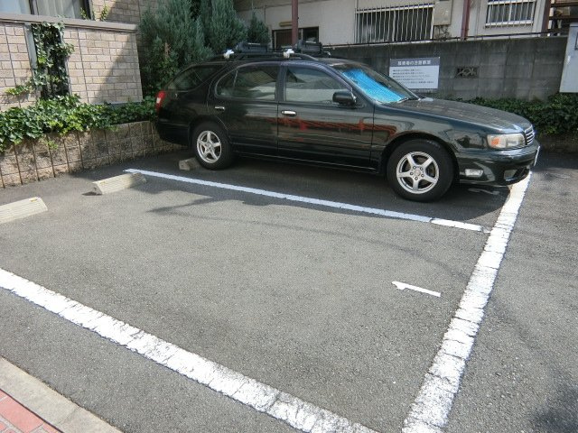 エクセルブランの駐車場