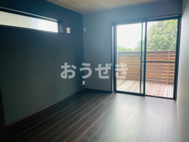 芹が谷戸建の展望|１階の洋室からデッキに出られ…