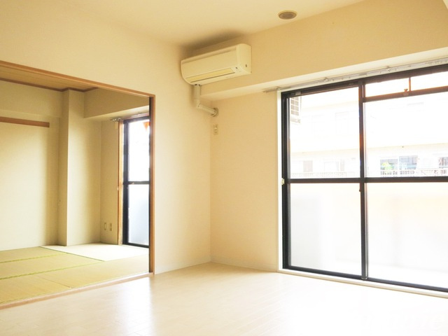 マンション白陽の居間・リビング|明るい綺麗なLDKです