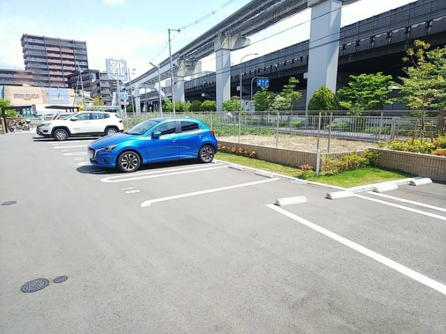 レセンテ南茨木の駐車場