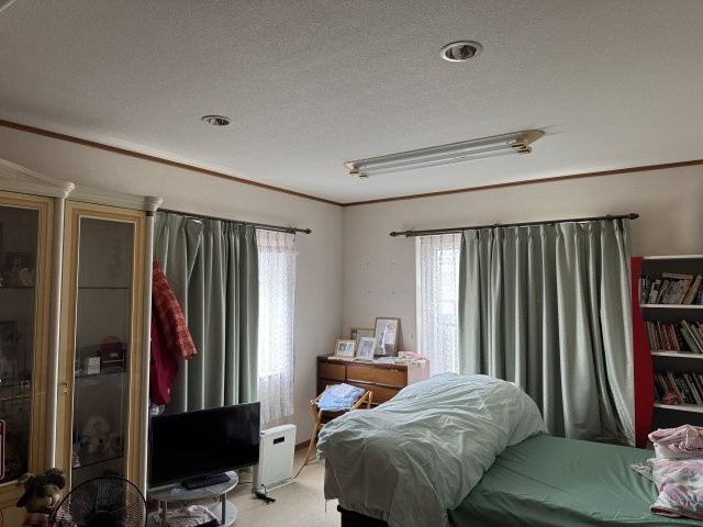 昭和中央3丁目　中古売家　平成12年築の洋室|2F東の洋室は14帖で2面採光です。