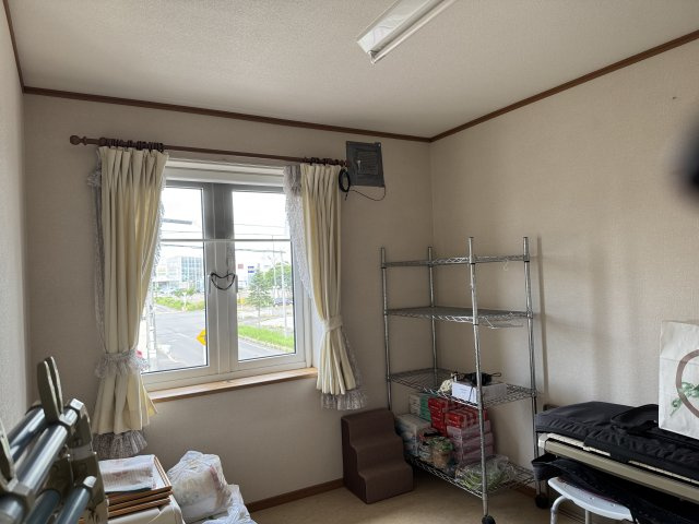 昭和中央3丁目　中古売家　平成12年築の洋室|2Fの納戸は窓付きで6帖洋室として使えます。
