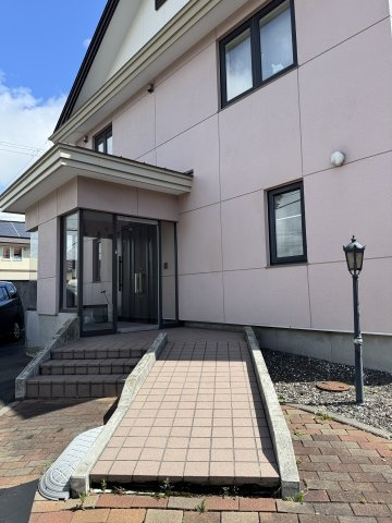 昭和中央3丁目　中古売家　平成12年築の玄関|風除室と階段・スロープが設置されています。