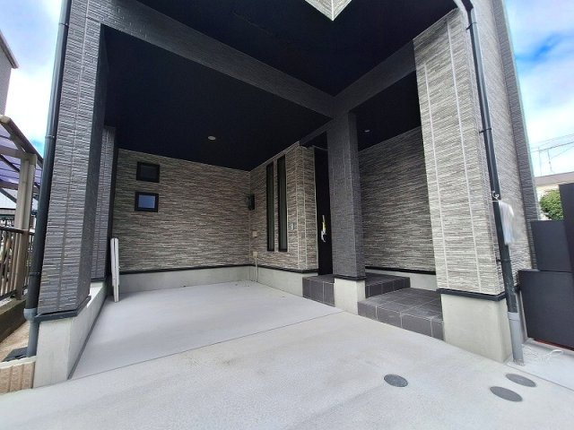 【外観】 | 板橋区赤塚1丁目　新築分譲住宅　全1棟（成増店） | 愛車を雨風や紫外線から守る安心のビルトインガレージ。お車の保護はもちろん、雨の日の作業やDIYスペースとしても活躍。暮らしにゆとりと安心感をもたらす機能的な設計です。