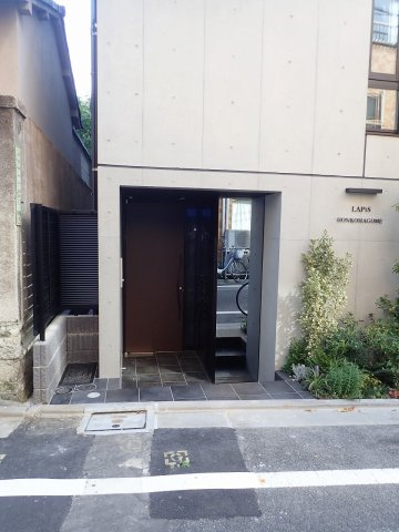 LAPiS本駒込のエントランス