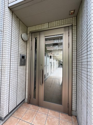 GENOVIA原木中山のエントランス