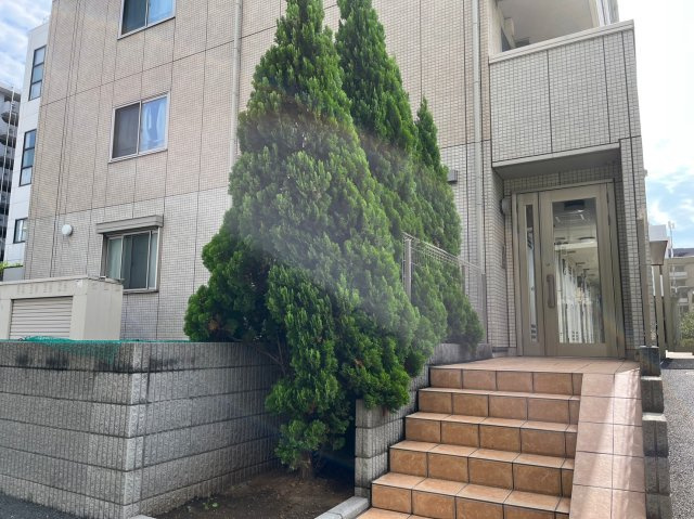 GENOVIA原木中山のエントランス