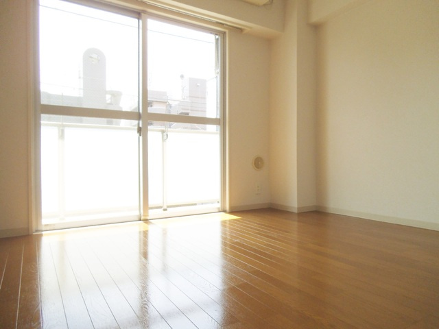 パークフロントの居間・リビング|明るいお部屋です！
