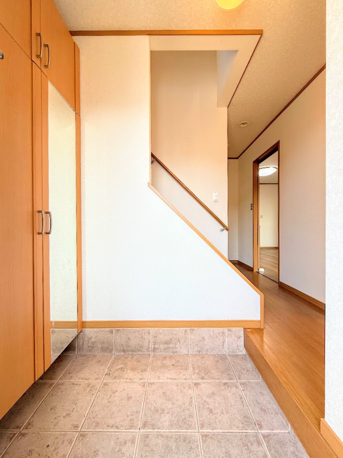 戸塚区舞岡町　中古戸建て　第1の玄関|［施工前］◆明るい玄関です！散らかりやすい玄関もスッキリする大容量のシューズボックス付き。
