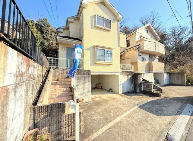 戸塚区舞岡町　中古戸建て　第1の外観|◆一戸建てを中心とした街並みが整然と続き、周辺は高い建物が建っていないので、緑の多い閑静な趣を感じる環境です。街並みや周辺環境も重要なポイントです！！

