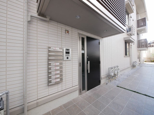 クラヴィーア朝倉街道駅前のエントランス|同建築会社施工物件