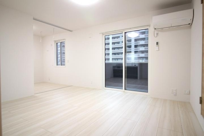 クラヴィーア朝倉街道駅前の居間・リビング|同建築会社施工物件