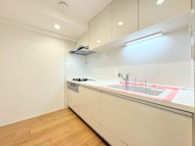 コスモ東戸塚グランパルクのキッチン|◆ご家族皆さんで調理ができる位のスペースを実現したキッチン空間となっております。みんなで作った料理を召し上がりながらの会話は、どのような物になるのでしょうか。
