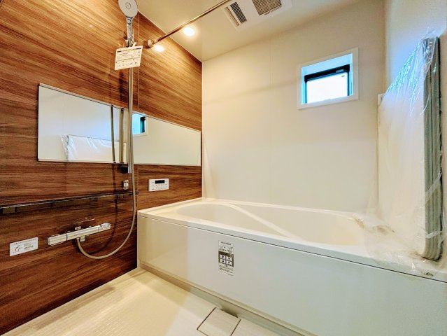戸塚区汲沢町　新築戸建ての浴室|◆お子様と一緒にバスタイムを楽しめる広々空間。浴室乾燥機付で心地よいバスタイムを実現します。
