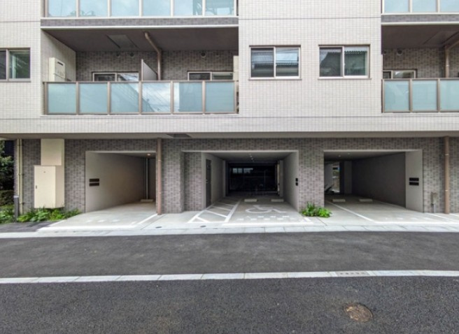 コンフォリア北池袋の駐車場