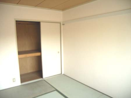 スカイコーポの収納|明るい和室です