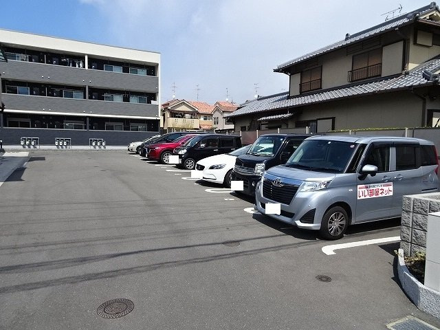 オーキッドの駐車場
