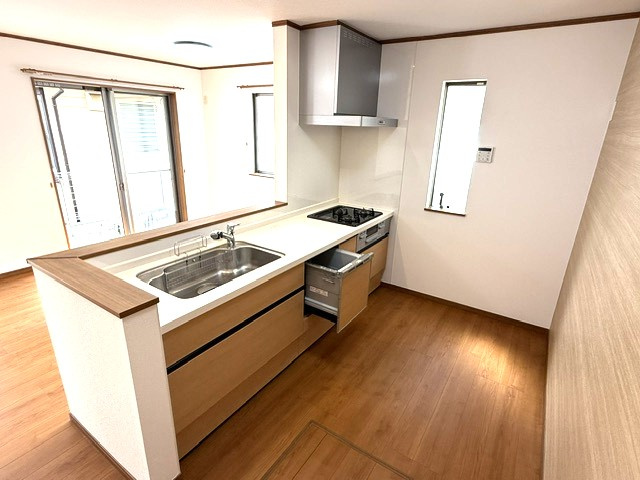 西東京市住吉町1丁目　中古一戸建　西武池袋線　ひばりヶ丘のキッチン|キッチンスペースが広いので、お子様とのお料理も楽しめて、食洗機付きですから、お片付けも楽なので、いつも清潔な空間を保てます。