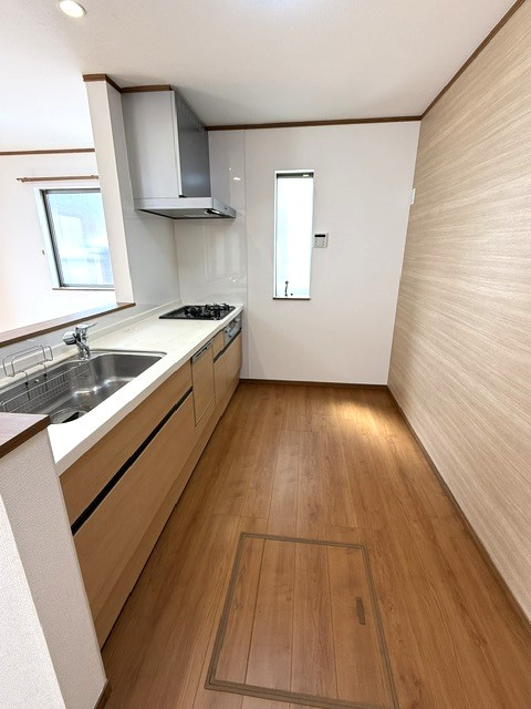西東京市住吉町1丁目　中古一戸建　西武池袋線　ひばりヶ丘のキッチン|カップボードやキッチン収納を設置しても、ゆとりあるスペースを確保していますので、調理に際もストレスフリーです。