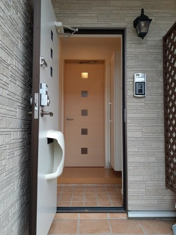 ラフレシールＤの玄関