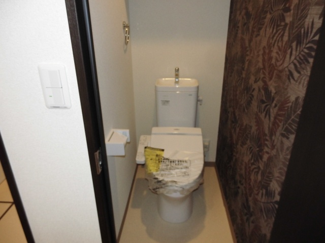 温水洗浄便座付きのトイレです♪