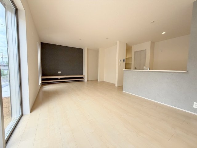 三郷市新和4丁目　新築戸建　全2棟　1号棟の居間・リビング|ソファやダイニングセットを置いてもゆとりのある18.5帖の広々リビング