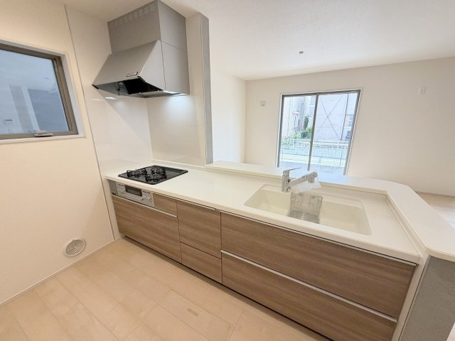 三郷市新和4丁目　新築戸建　全2棟　1号棟のキッチン|家族と会話をしながらお料理が楽しめる対面タイプのキッチンです