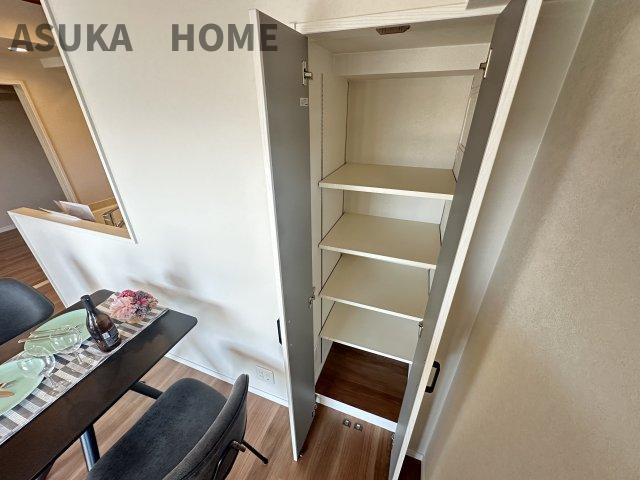 ライオンズマンション高砂のその他|リビング収納です。いろんな用途に活躍しそうな多目的スペースになっています。