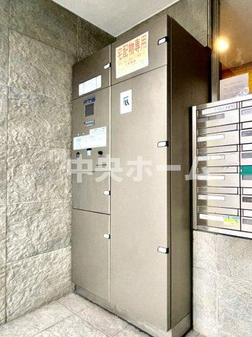 エンゼル柴又プロムテラスの設備|【宅配ボックス】在宅時・不在時に関わらず、居住者の代わりに非対面で宅配物を受け取ってくれる便利な設備です。わかりやすくご説明致しますので見学時にはお部屋だけではなく共用部分もぜひチェックしてください。