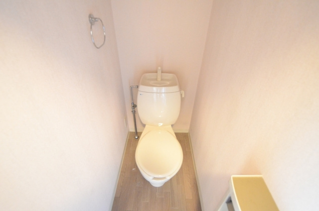 温水洗浄便座付きのトイレです♪