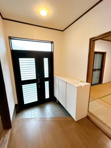 小山市間々田の玄関|明るい玄関ホールです、下駄箱も収納力あります
