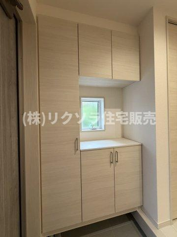 東香里元町　新築一戸建ての玄関|玄関収納
■物件内覧・資金計画相談・住宅ローン相談、リフォーム相談、お問合せ受付中■
※当日・翌日のご内覧、ご相談はお電話でのお問合せがスムーズです！