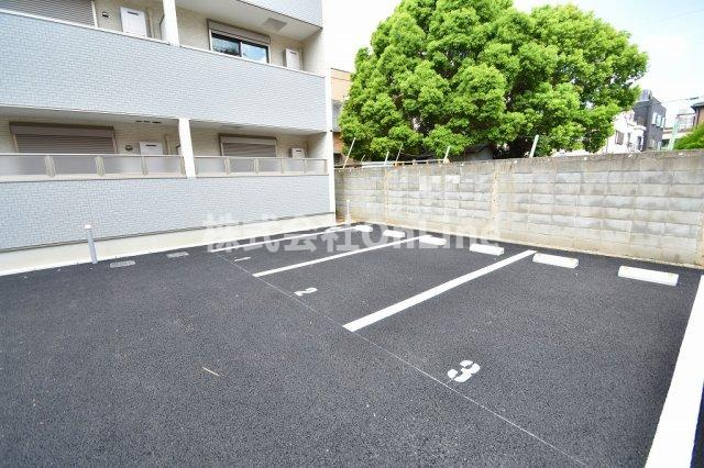 ロイヤルハイツ俊徳道の駐車場