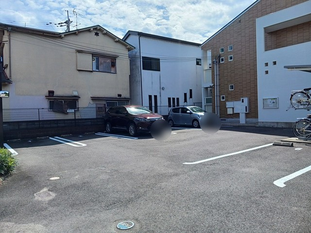 ハイツ東大手の駐車場