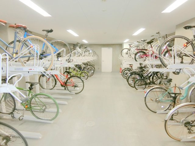 アットホームレジデンスのその他共用部分|屋根付ラック式の駐輪場66台
