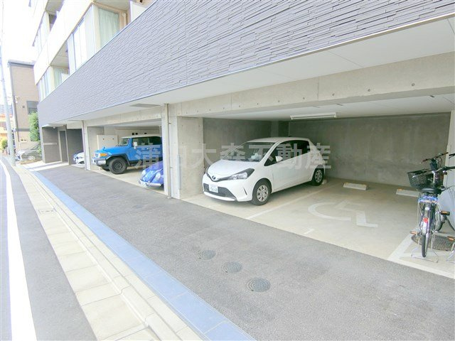 アットホームレジデンスの駐車場|敷地内駐車場8台　空き状況等詳細はお問合せ下さい。