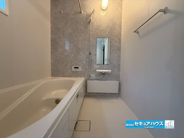 【本日ご案内可能】知多市新舞子字神田　全6棟の浴室|【浴室】
◆アクセントパネルで落ち着きのある雰囲気を演出します。毎日の疲れを癒やすバスタイムをお楽しみ下さい！
◆窓付きで、カビの繁殖を抑える効果があります。