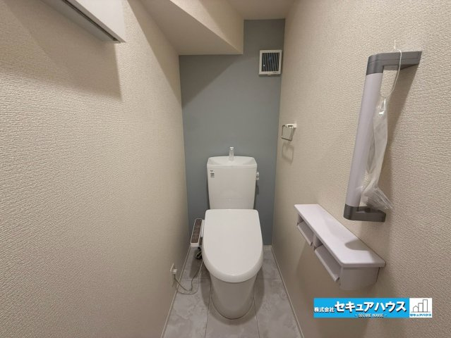 【本日ご案内可能】知多市新舞子字神田　全6棟のトイレ|【高機能トイレ】
◆高機能トイレの多くは便器のフタの開閉が自動であり、使用後に手動で水を流す面倒もなく非常に便利です。スタイリッシュな見た目で、お掃除しやすく、節水効果が高いです。
