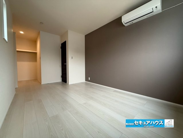 【本日ご案内可能】知多市新舞子字神田　全6棟の洋室|【洋室】
◆広々とした居住空間は日々の暮らしを彩り、心のやすらぎと満足感を与えてくれます。通風と採光を考慮した設計は子供たちはのびのび育ち、家族でくつろぎと団らんを生み出します。