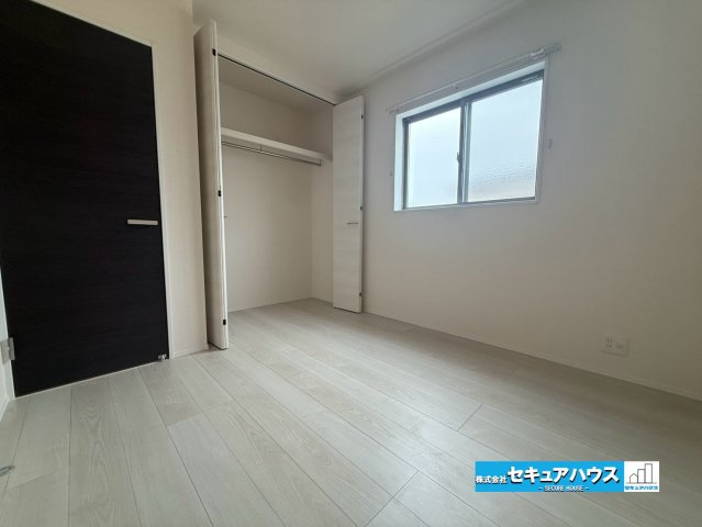 【本日ご案内可能】知多市新舞子字神田　全6棟の洋室|【洋室】
◆家族一人ひとりの大切なプライベート空間。趣味に合わせて使って頂けるようシンプルに仕上げてあります。暮らし心地を大きく左右する収納を、適材適所に配置し使い勝手を考慮しました。　