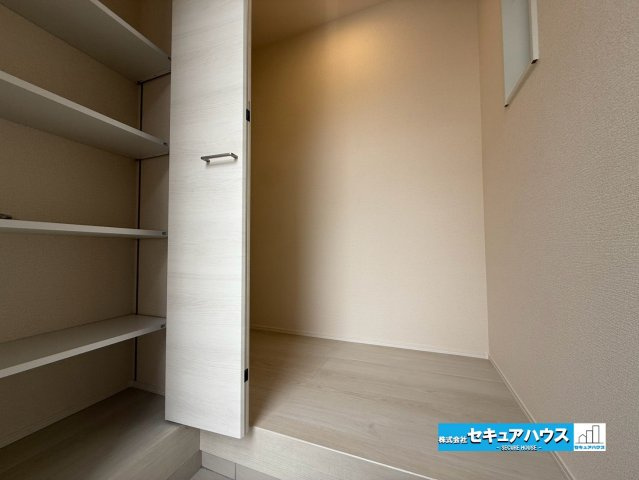 【本日ご案内可能】知多市新舞子字神田　全6棟の玄関|【玄関】
◆お家に出会う人々を迎える玄関だからこそ、広々清潔感あふれる空間にしたいものです。採光・通風にも配慮された設計で毎日明るい空間をキープします♪