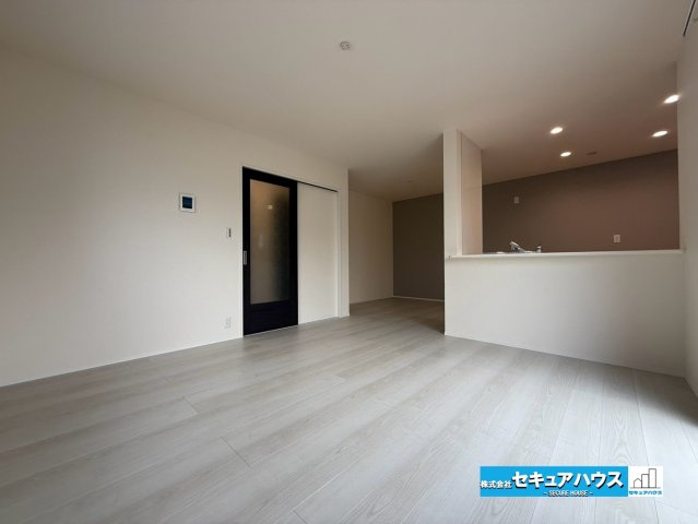 【本日ご案内可能】知多市新舞子字神田　全6棟の居間・リビング|【LDK】
◆通学から帰宅し、リビングルームで会話を楽しむ子ども達。リビングから臨む景色は太陽色に染まり、解放感溢れゆったりとしたひと時を過ごすことが出来る素敵な空間です。