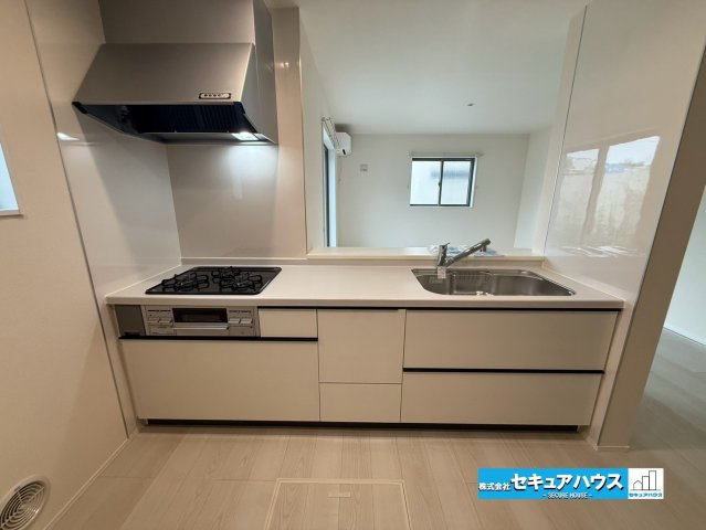 【本日ご案内可能】知多市新舞子字神田　全6棟のキッチン|【キッチン】
◆同時にたくさんの料理が調理できる。「焼く・蒸す・煮る」の工程を同時進行で進めることができるので、料理を素早く作ることができます。育児でバタバタ忙しいママに嬉しい♪