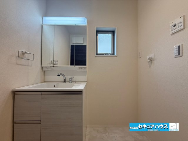 【本日ご案内可能】知多市新舞子字神田　全6棟の独立洗面台|【洗面台】
◆鏡の裏にはたっぷりと収納スペースを標準装備！
◆電源を付属しているのでドライヤーなど利用できます。