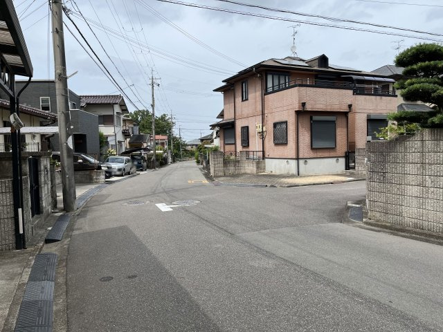 河内長野市緑ケ丘北町　中古戸建の前面道路含む現地写真