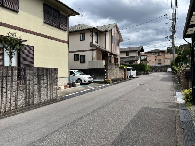 河内長野市緑ケ丘北町　中古戸建の前面道路含む現地写真