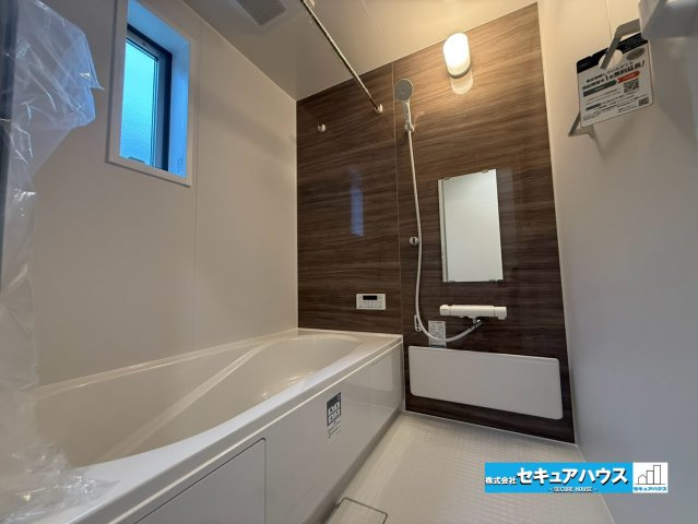 【本日ご案内可能】知多市新舞子字神田　全6棟の浴室|【浴室】
◆アクセントパネルで落ち着きのある雰囲気を演出します。毎日の疲れを癒やすバスタイムをお楽しみ下さい！
◆窓付きで、カビの繁殖を抑える効果があります。