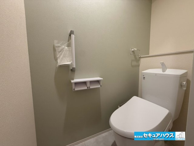 【本日ご案内可能】知多市新舞子字神田　全6棟のトイレ|【高機能トイレ】
◆高機能トイレの多くは便器のフタの開閉が自動であり、使用後に手動で水を流す面倒もなく非常に便利です。スタイリッシュな見た目で、お掃除しやすく、節水効果が高いです。
