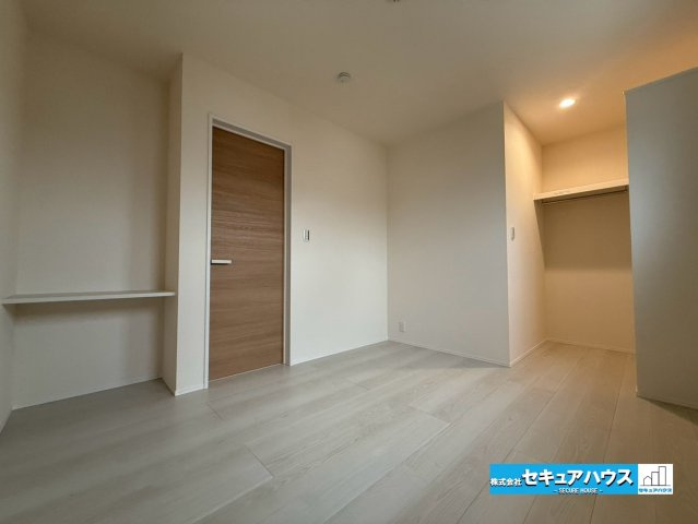 【本日ご案内可能】知多市新舞子字神田　全6棟の洋室|【洋室】
◆広々とした居住空間は日々の暮らしを彩り、心のやすらぎと満足感を与えてくれます。通風と採光を考慮した設計は子供たちはのびのび育ち、家族でくつろぎと団らんを生み出します。